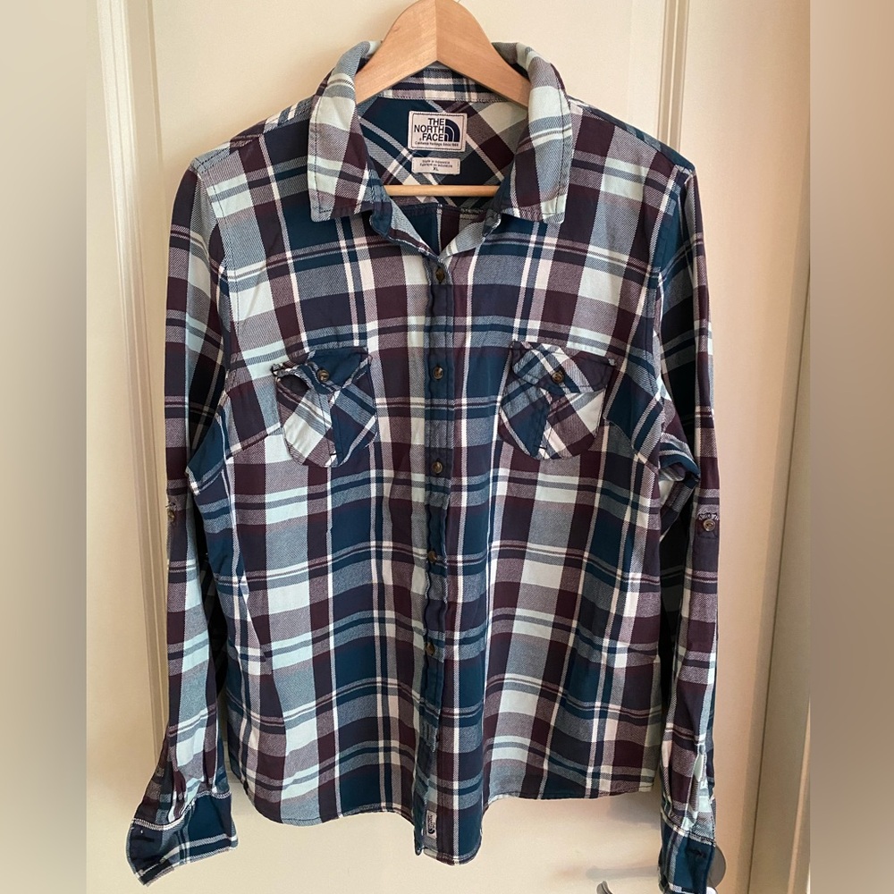 North Face Plaid flannel button down shirt. size XL.